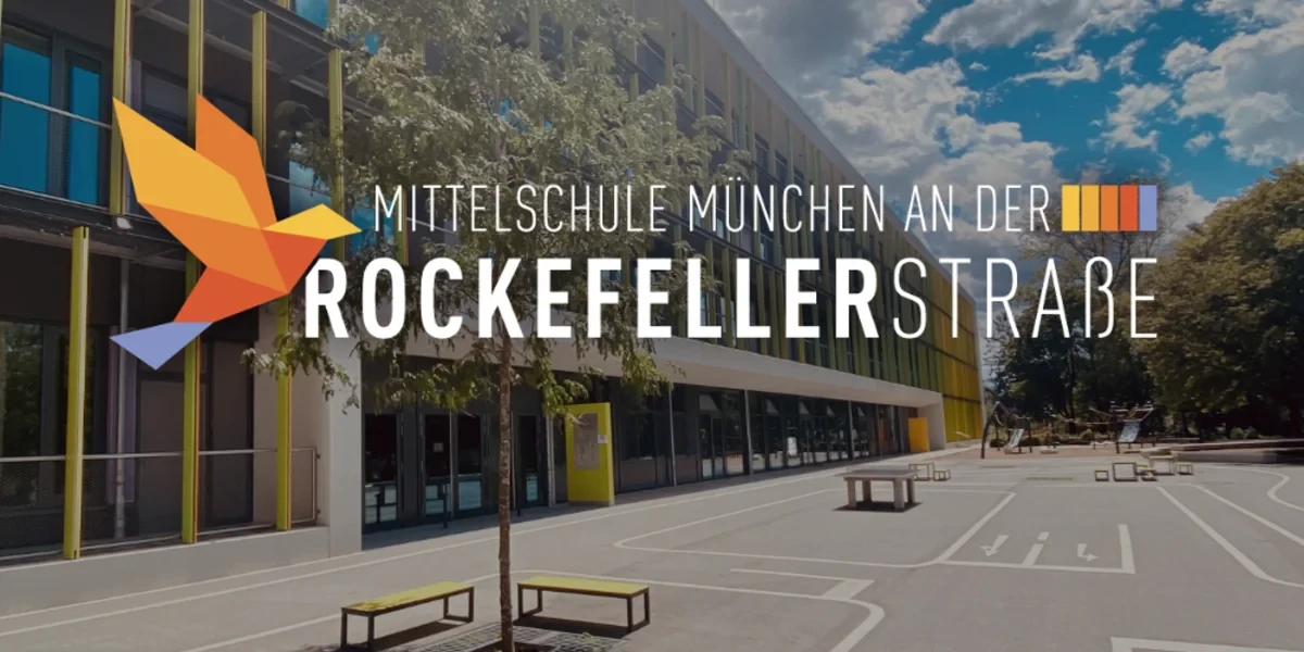 Schulhof und Gebäude der Mittelschule München an der Rockefellerstraße mit Schullogo